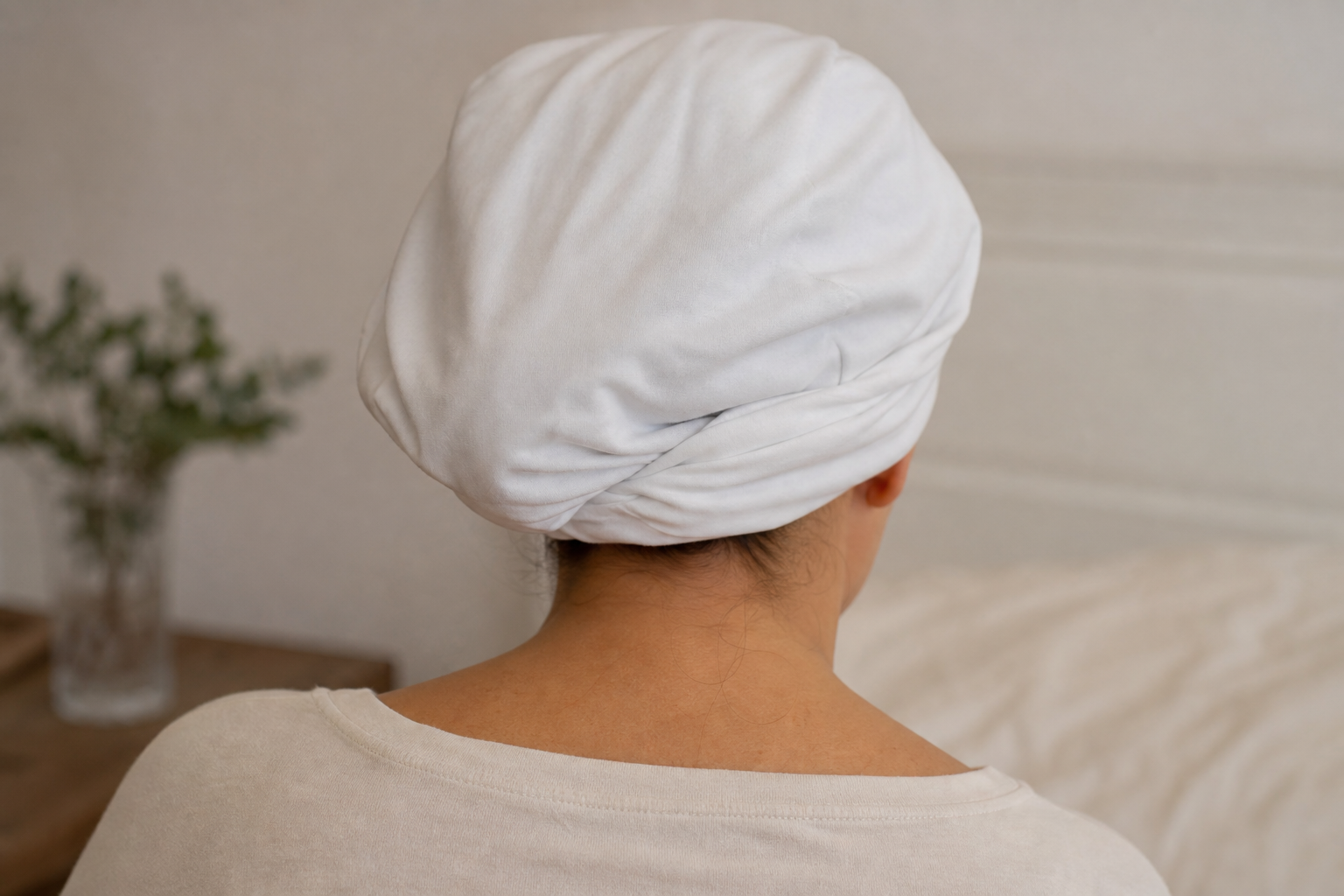 Lange offene Haare vollständig unter einer Schlafhaube verstaut