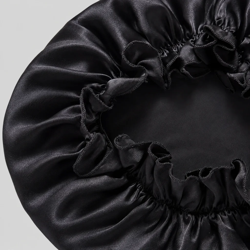 Seidenhaube 100 Seide – Detailansicht des gerafften Rands in Schwarz