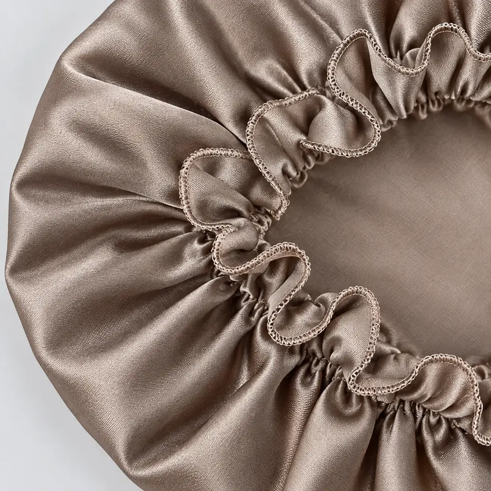 Real Silk Bonnet For Curly Hair – taupefarbene Seidenhaube, Detail des gerafften Rands