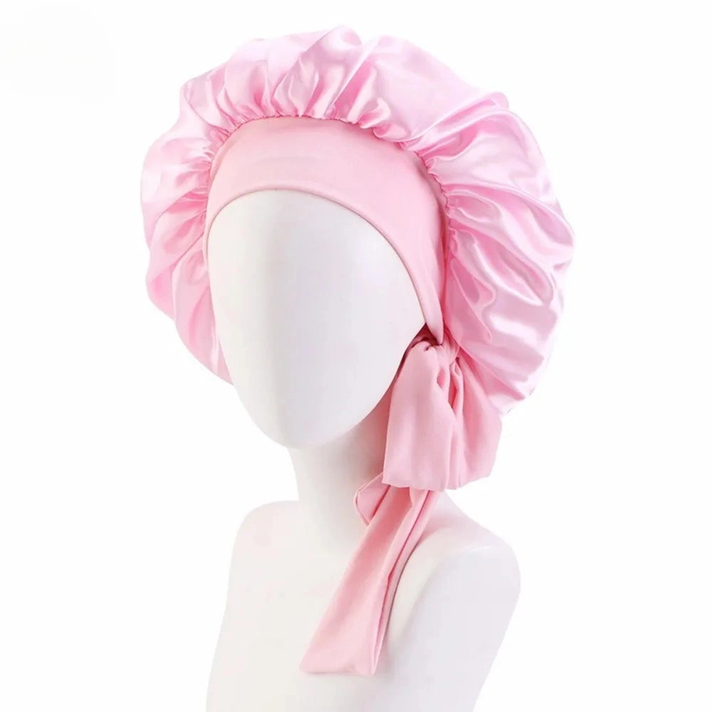 Schlafhaube Vegan – rosa Satinhaube mit Band auf Mannequin