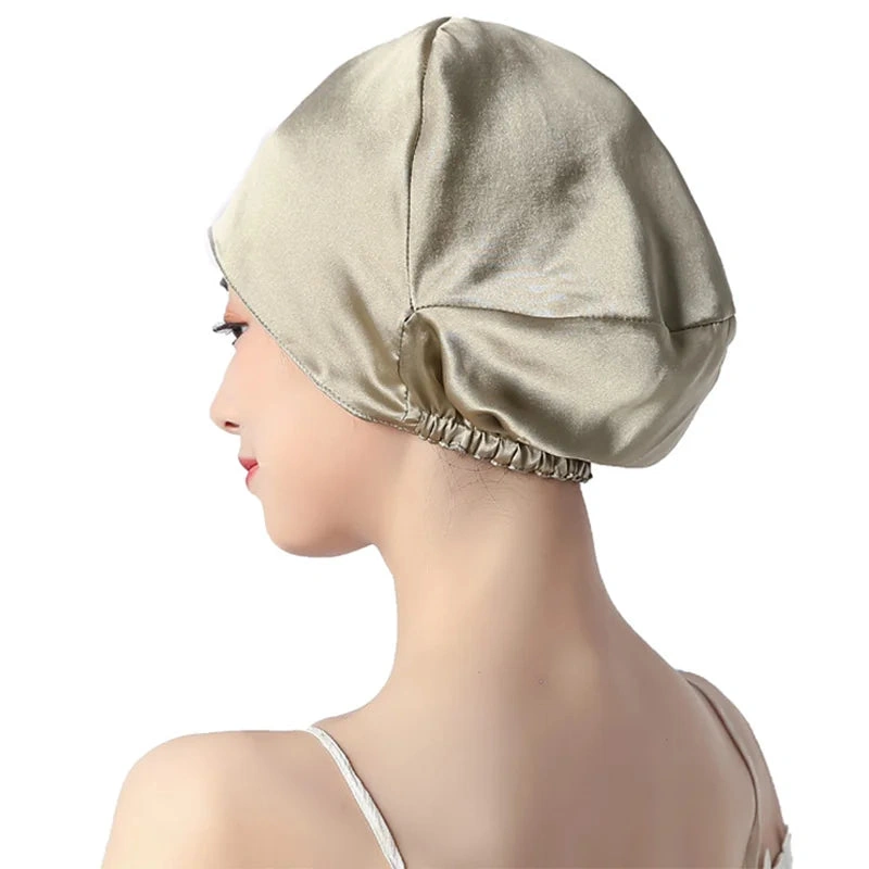 Seidenhaube Kurze Haare – beige Seidenhaube von hinten getragen