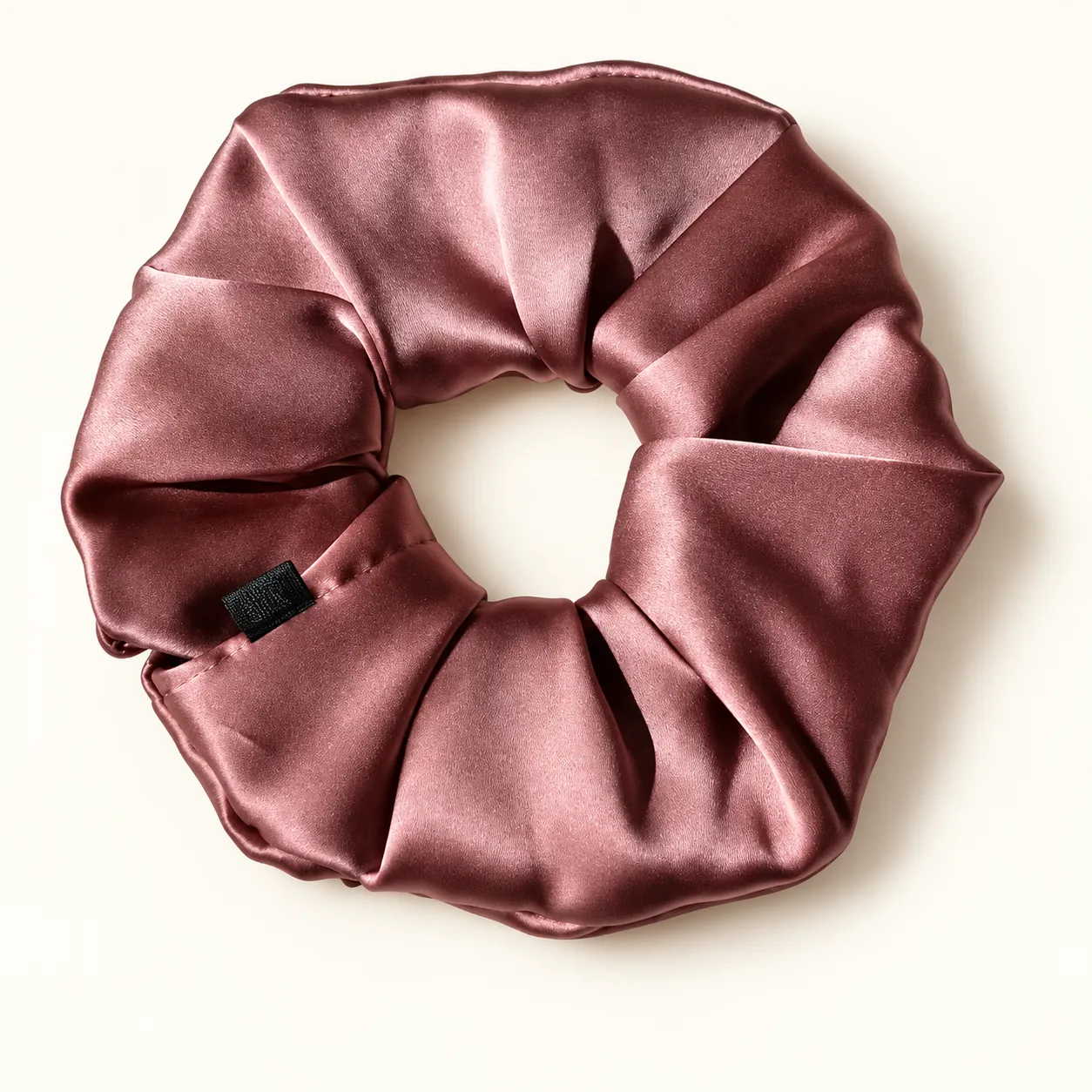 Extra großer Seiden-Scrunchie in Cameo-Braun – vollständige Produktansicht